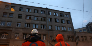Двух детей спасли из горящей квартиры в Петербурге